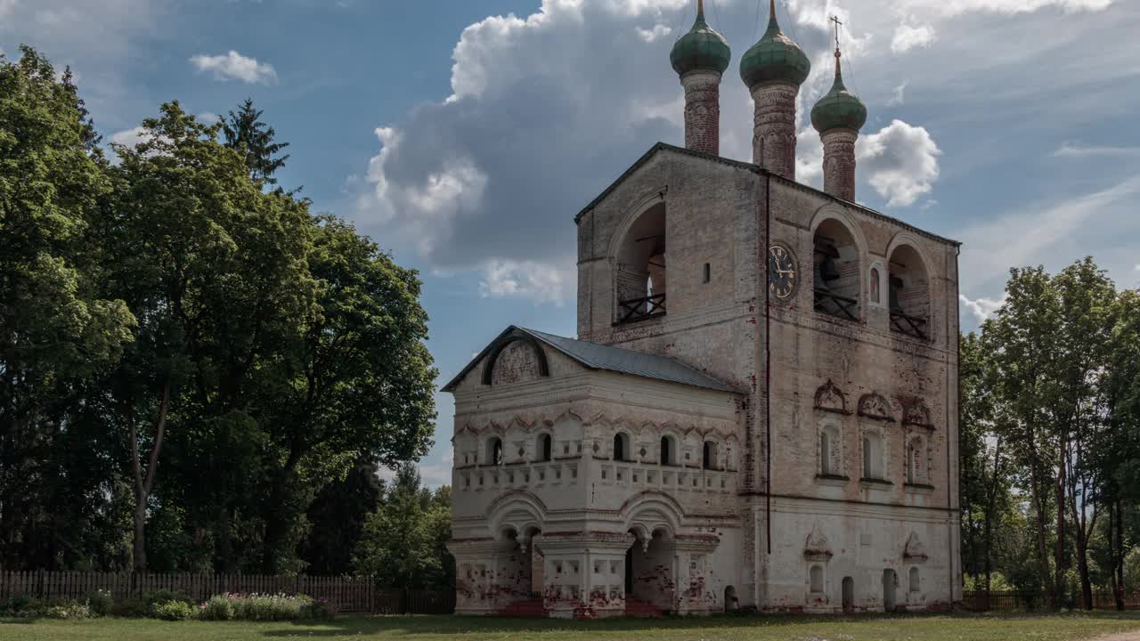 古老的Borisoglebsky修道院的旧钟楼。雅罗斯拉夫尔地区。俄罗斯。视频下载
