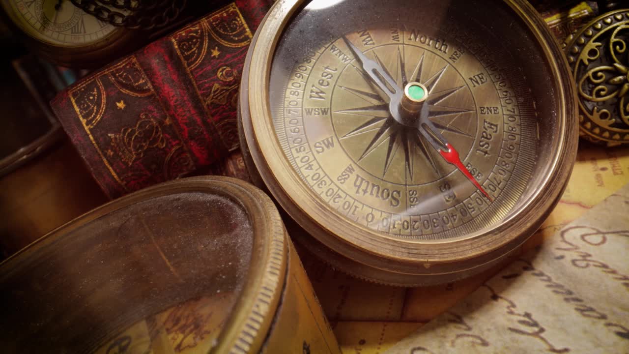 复古风格的旅行和冒险。桌上有古董指南针和其他古董。视频素材