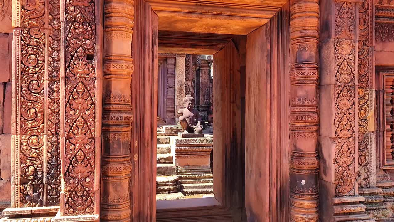 神秘的古遗迹班迭寺——柬埔寨著名的地标、吴哥窟建筑群寺庙。柬埔寨暹粒。视频下载