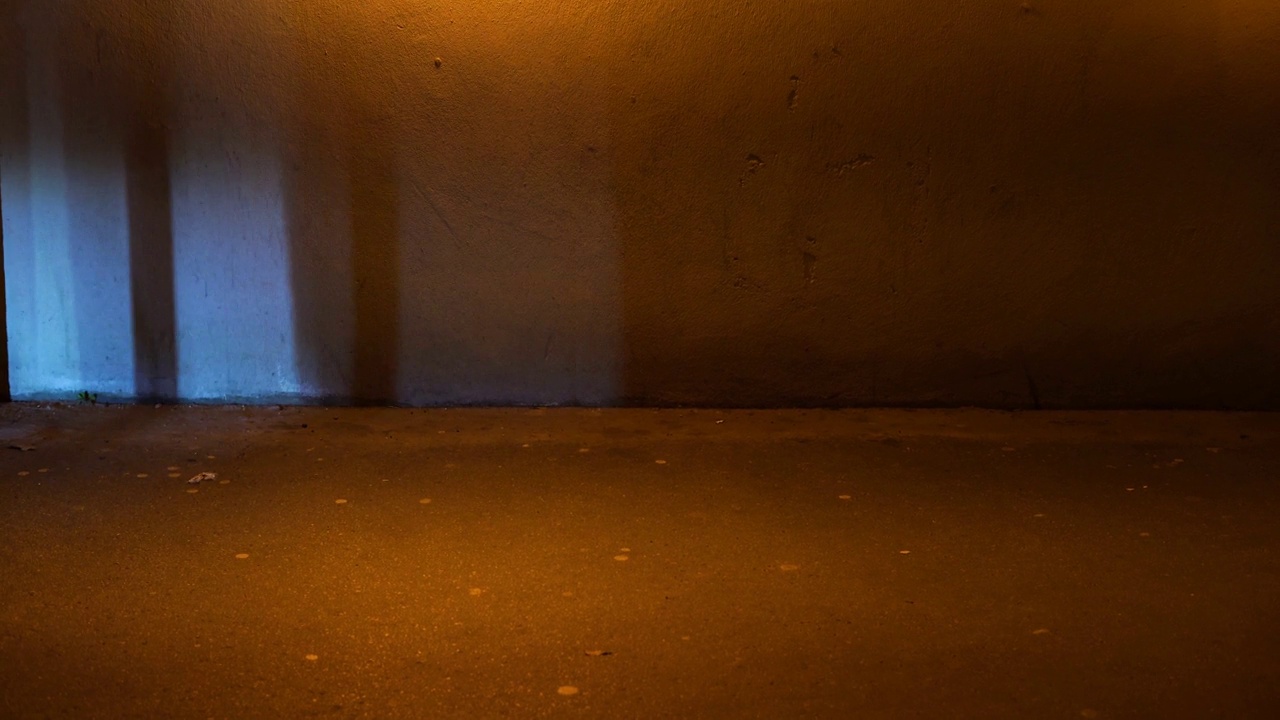 人们在地下通道，地铁里的影子。灯光发出的红光。晚上的城市视频素材