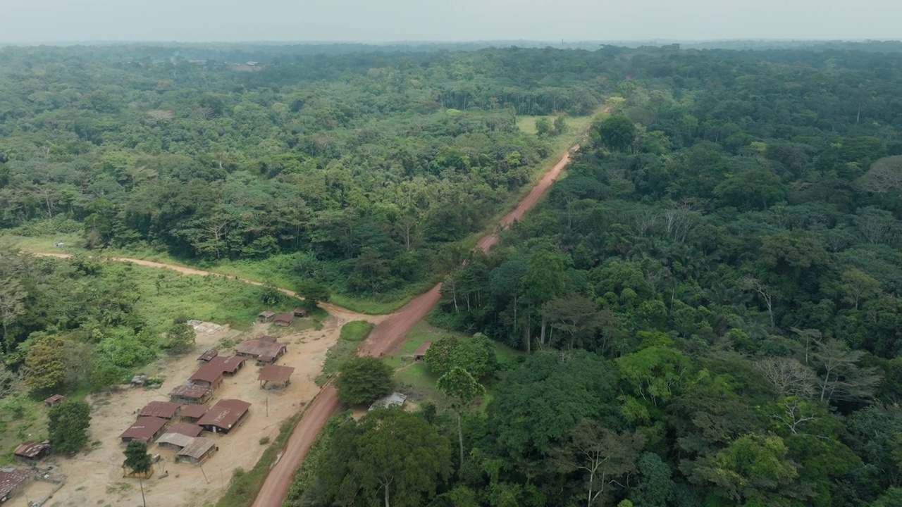 天线。热带雨林中的非洲小村庄。森林砍伐。气候变化视频素材