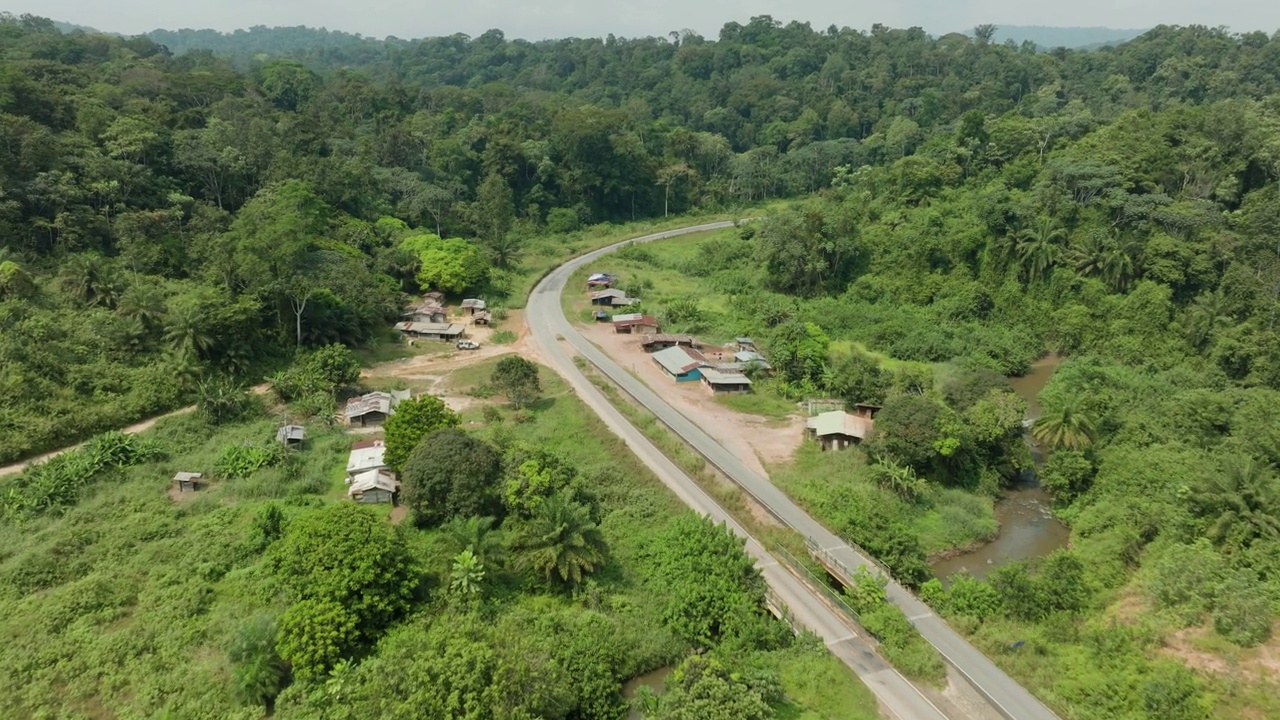 天线。热带雨林中的非洲小村庄。森林砍伐。气候变化视频素材