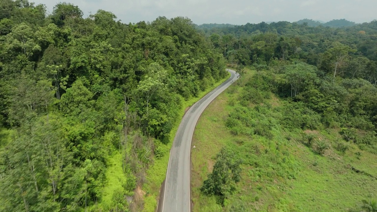 天线。穿越热带雨林的道路。森林砍伐。气候变化视频素材