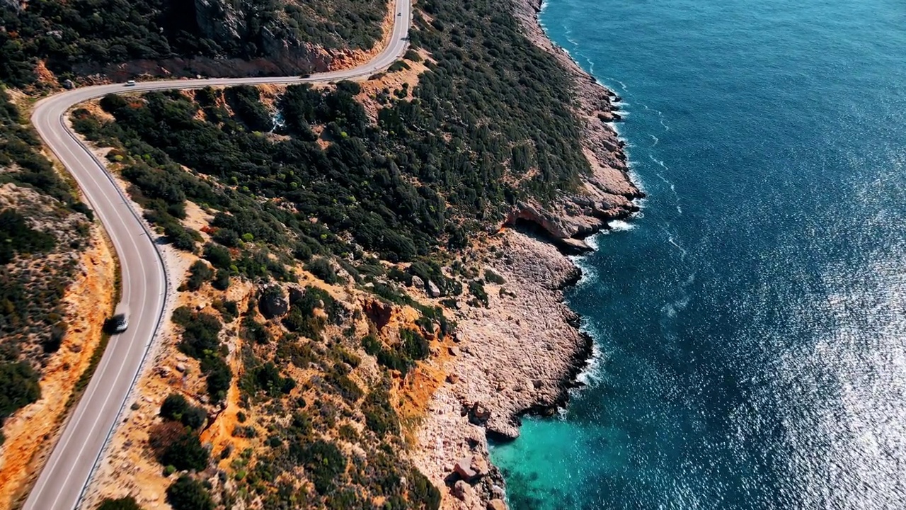 无人机俯瞰美丽的道路，山脉和蓝色的大海视频下载