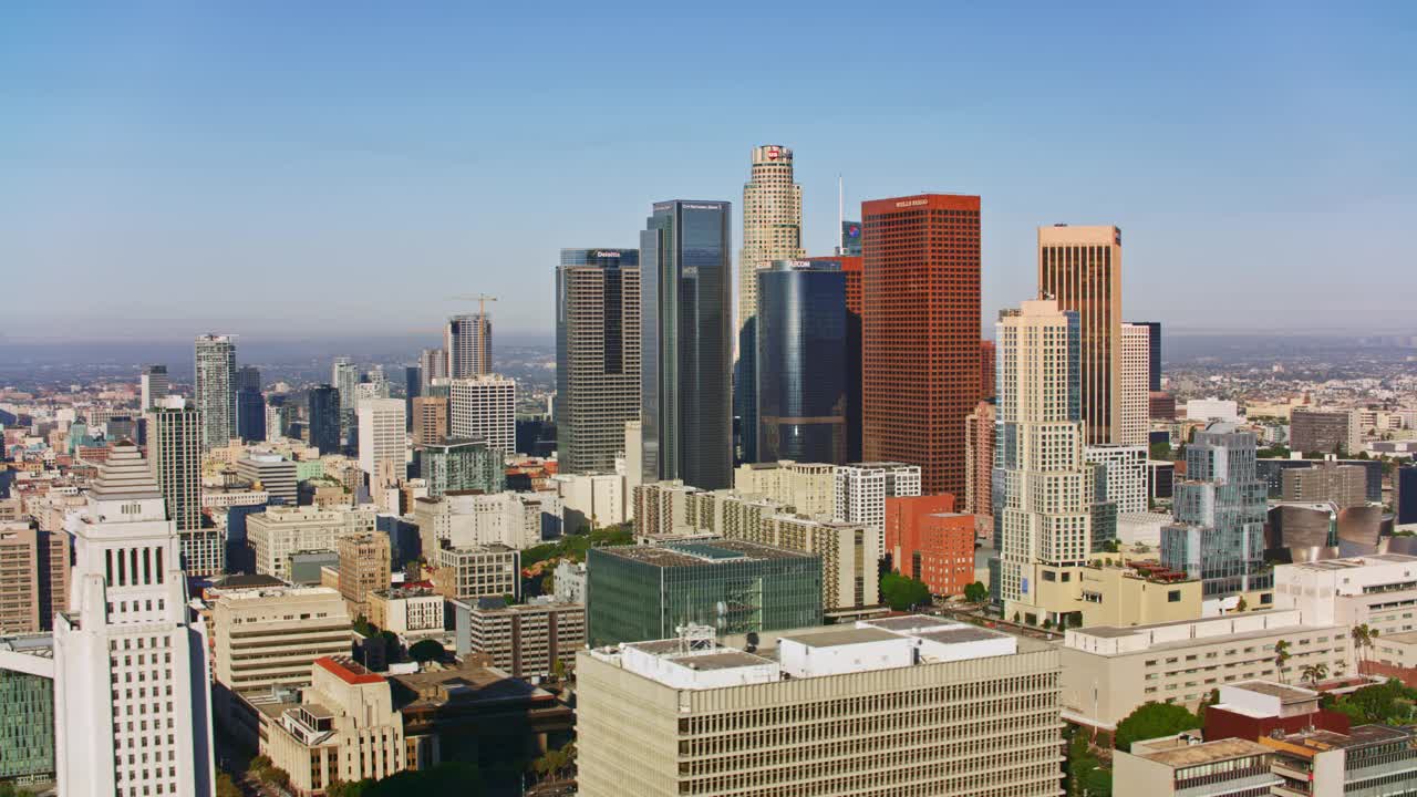 早晨，洛杉矶市中心市民中心上空的空中鸟瞰图视频素材
