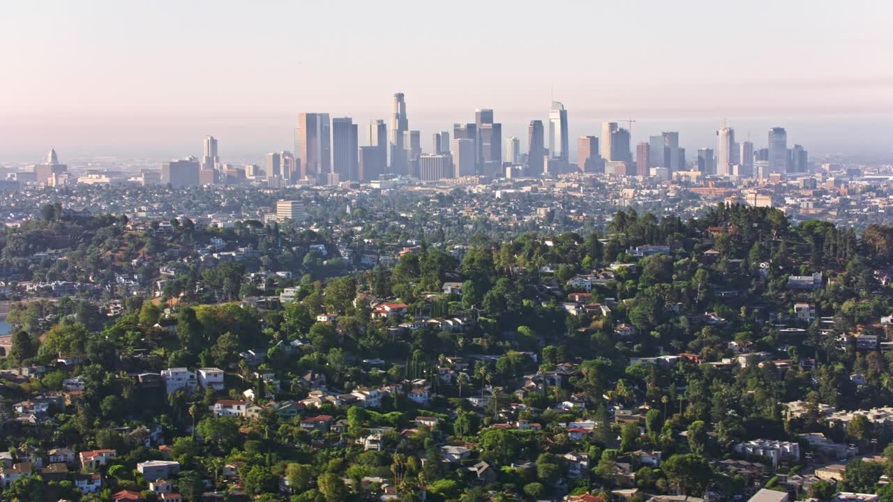 在银湖社区上空，可以看到洛杉矶市中心视频素材