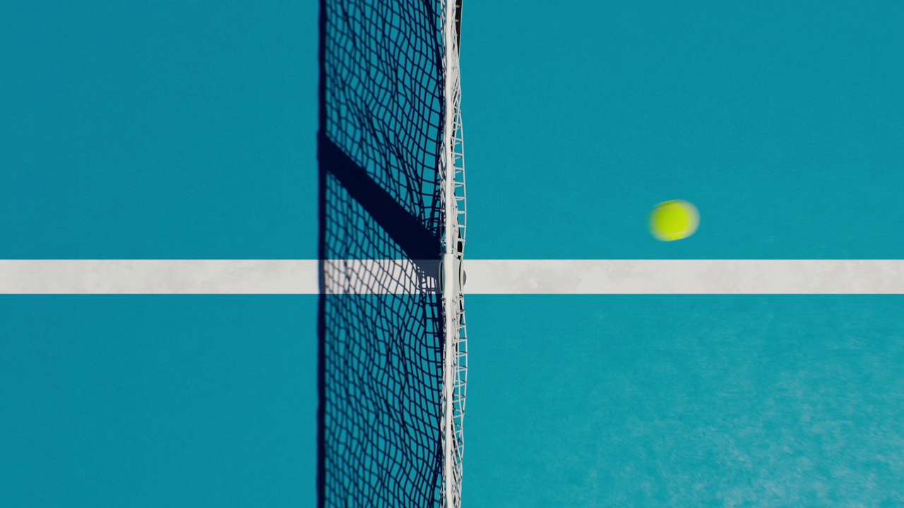 网球场鸟瞰游戏。摄像机在飞行的球和网上方升起。球从一边飞到另一边。体育的概念视频下载