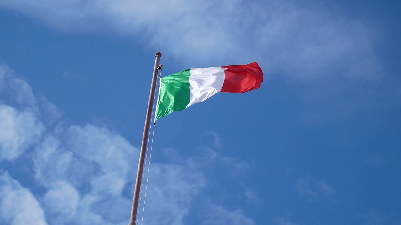 意大利国旗在风中飘动，在太阳影像照射下的强风中飘动视频下载