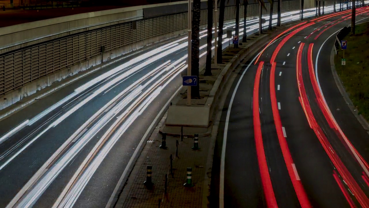 黄昏时分巴塞罗那城市交通全景。长时间的曝光。跟踪效果视频素材