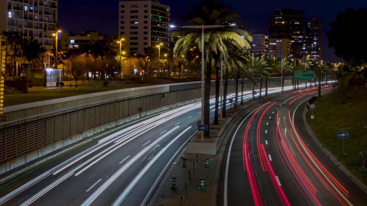 黄昏时分巴塞罗那城市交通全景。跟踪效果视频素材