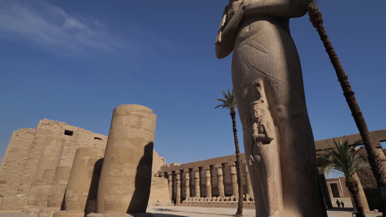拉美西斯二世雕像，埃及卢克索卡纳克神庙遗址视频素材