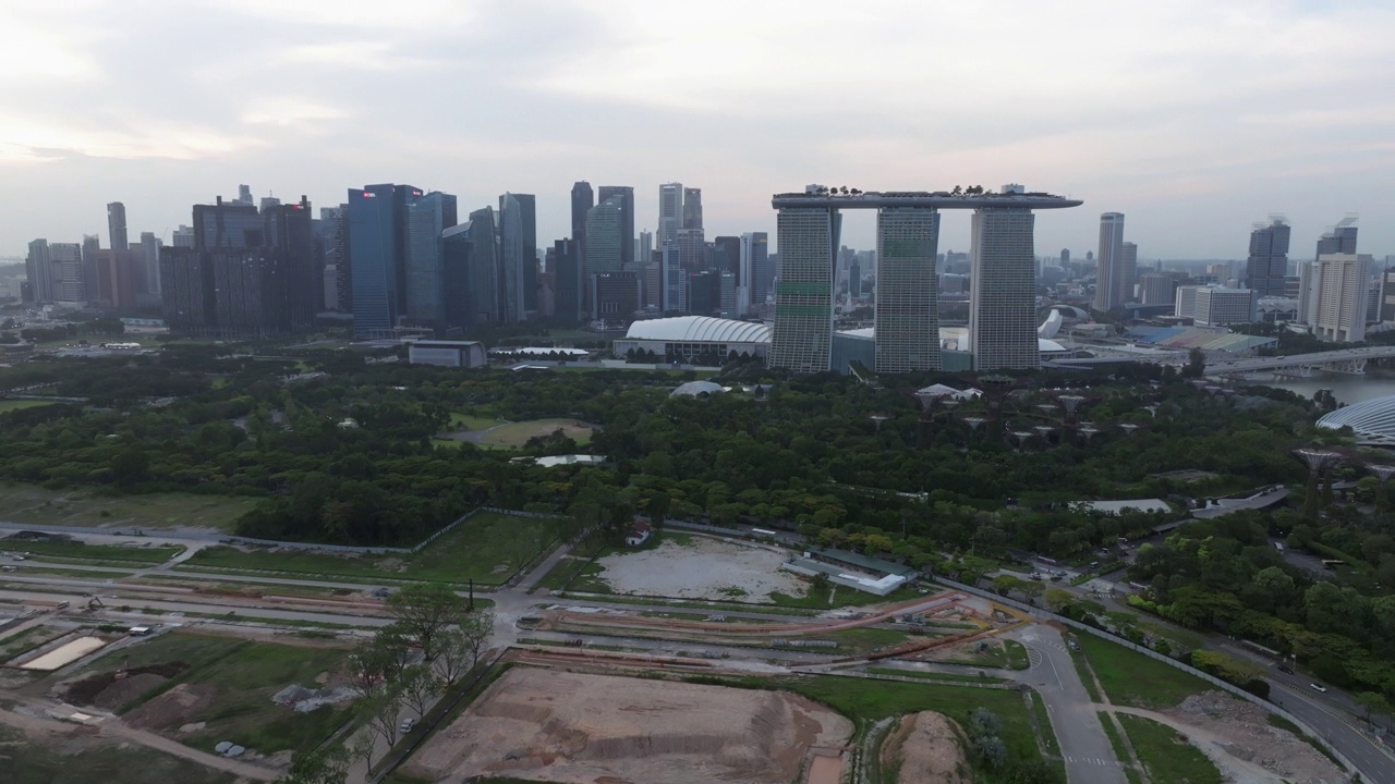 海滨花园，飞向新加坡天际线的4k镜头。新加坡的滨海湾。视频下载