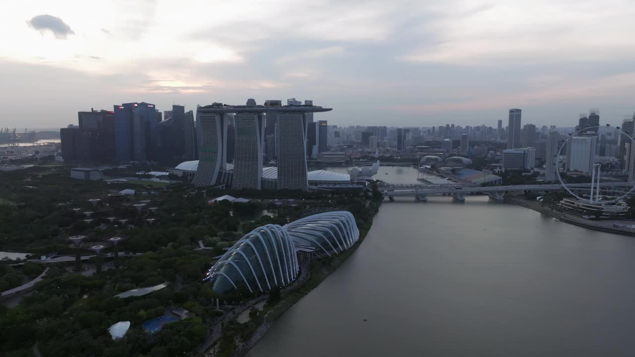 海滨花园，飞向新加坡天际线的4k镜头。新加坡的滨海湾。视频下载