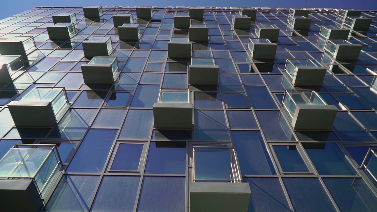 蓝色玻璃建筑外窗和阳台。办公室，公寓或酒店视频素材