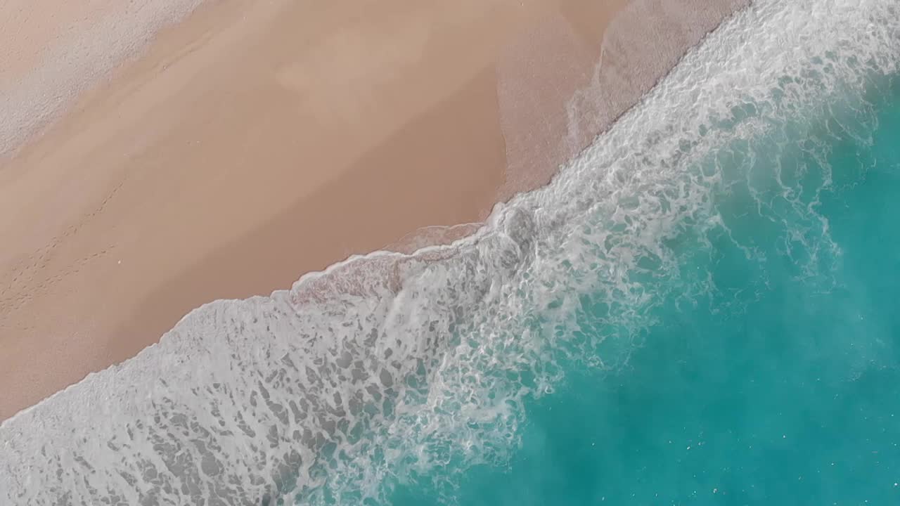 鸟瞰希腊美丽的空海滩，没有人。戏剧性的海岸线风景海湾岩石悬崖在爱奥尼亚岛，卡茨基港，莱夫卡达。碧蓝碧绿的海浪。视频素材