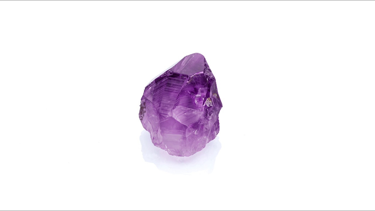 白色背景上紫水晶无缝旋转视频下载