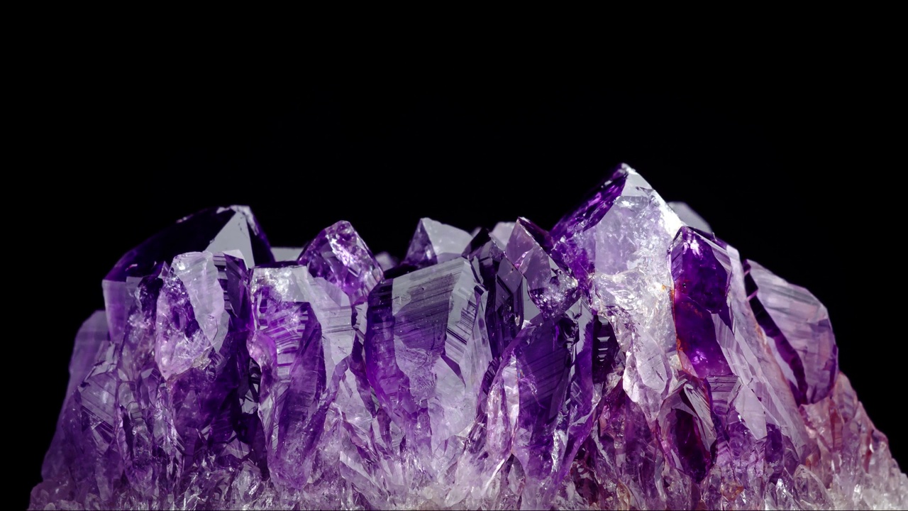 紫水晶水晶无缝旋转黑色背景视频下载