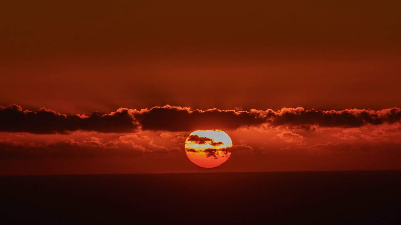 时间流逝-太阳在夏威夷大岛的海洋上落下。视频下载
