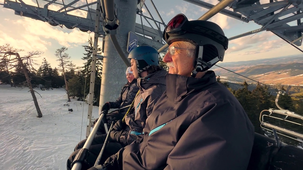 白人老人，女人和年轻人一起乘坐滑雪缆车视频下载