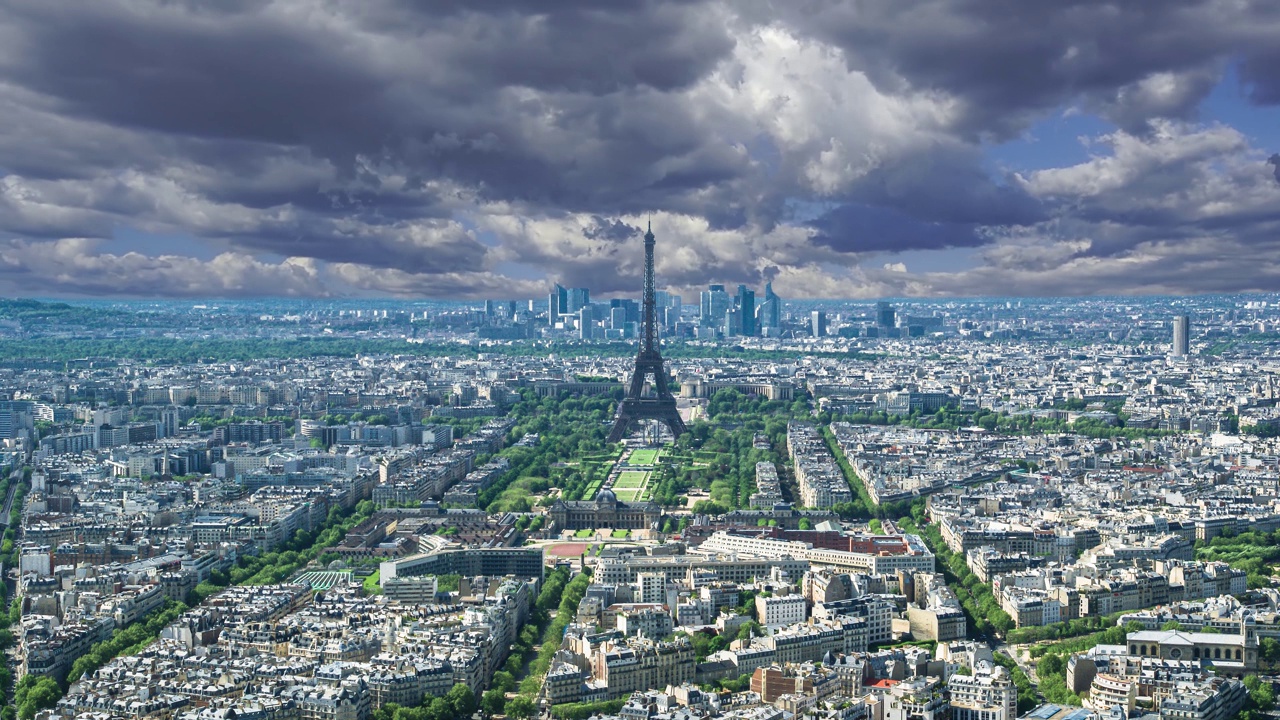 白天的城市天际线(以移动的云层为背景)，时间流逝。巴黎,法国。在移动的云层背景下视频下载