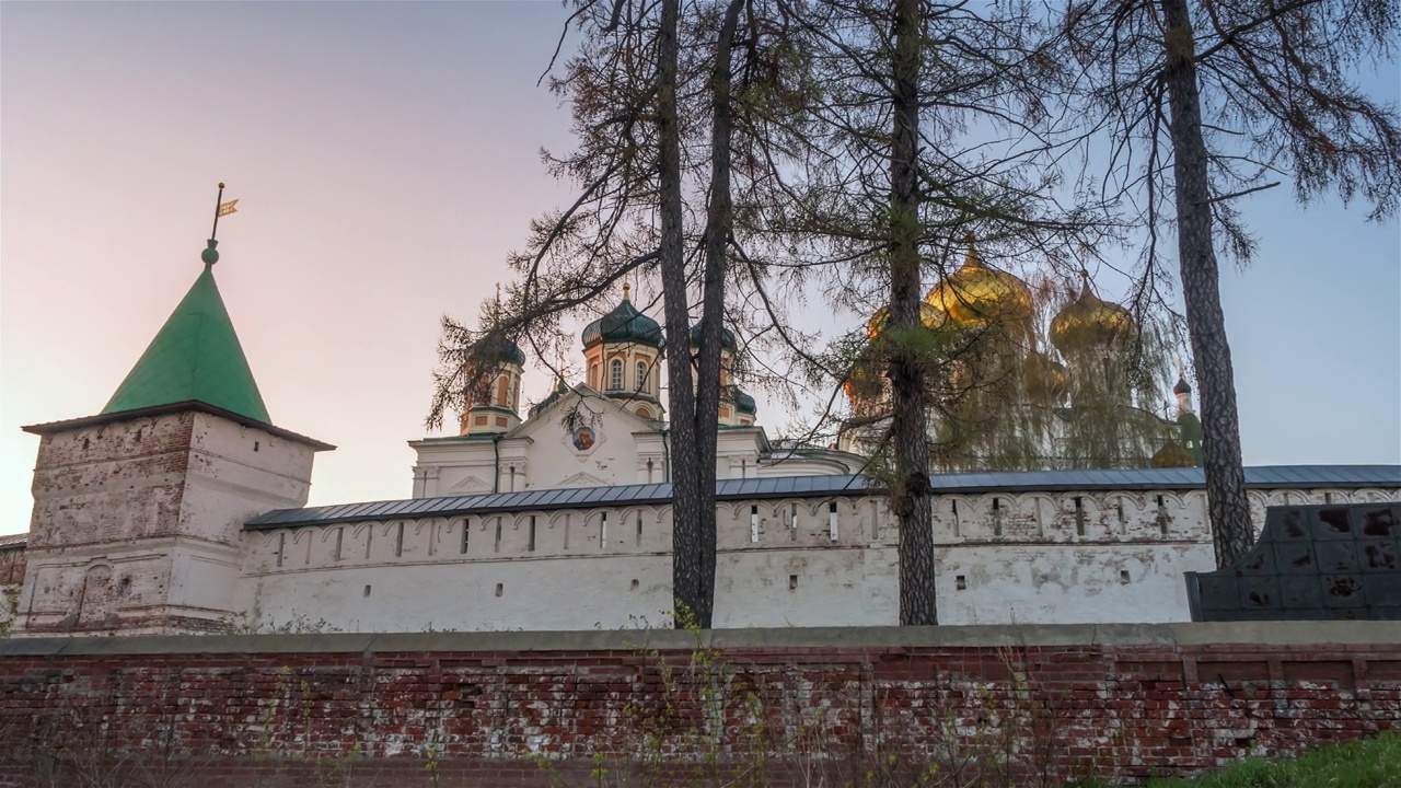 伊帕提耶夫修道院和科斯特罗马的公园。俄罗斯视频下载