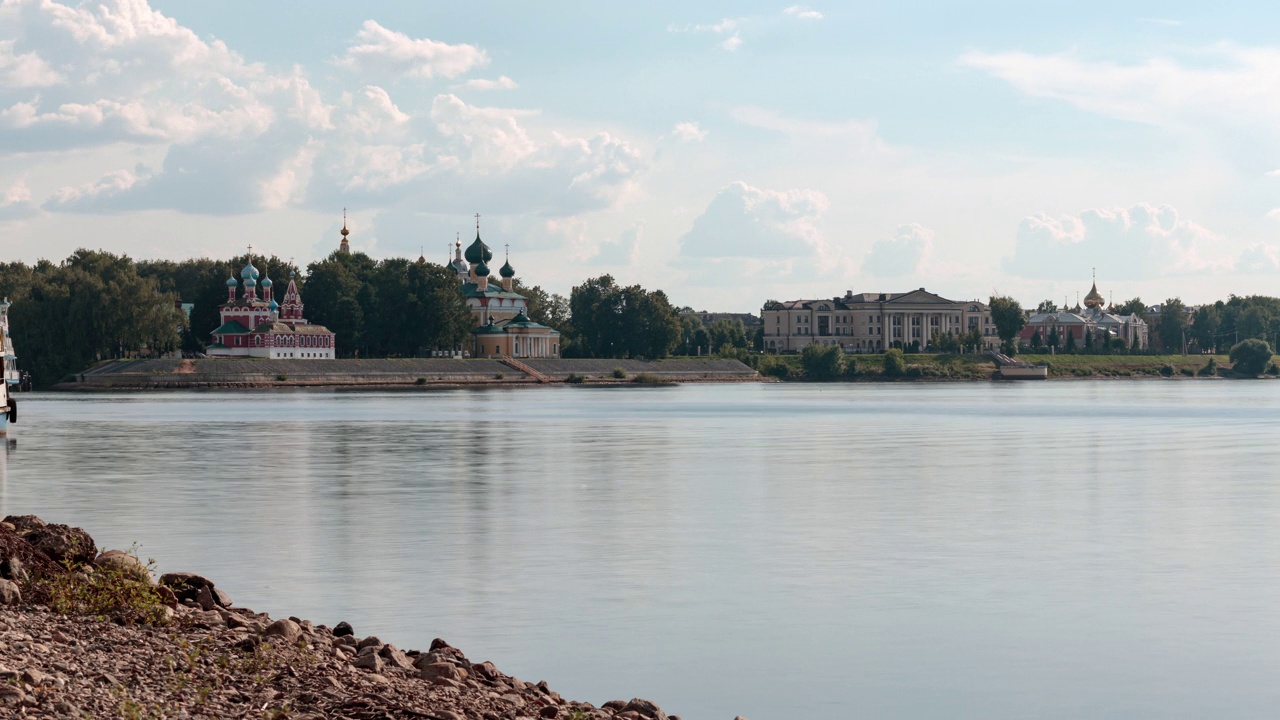 伏尔加河岸边丑陋的城镇景观，夏日的克里姆林宫大教堂。俄罗斯视频下载