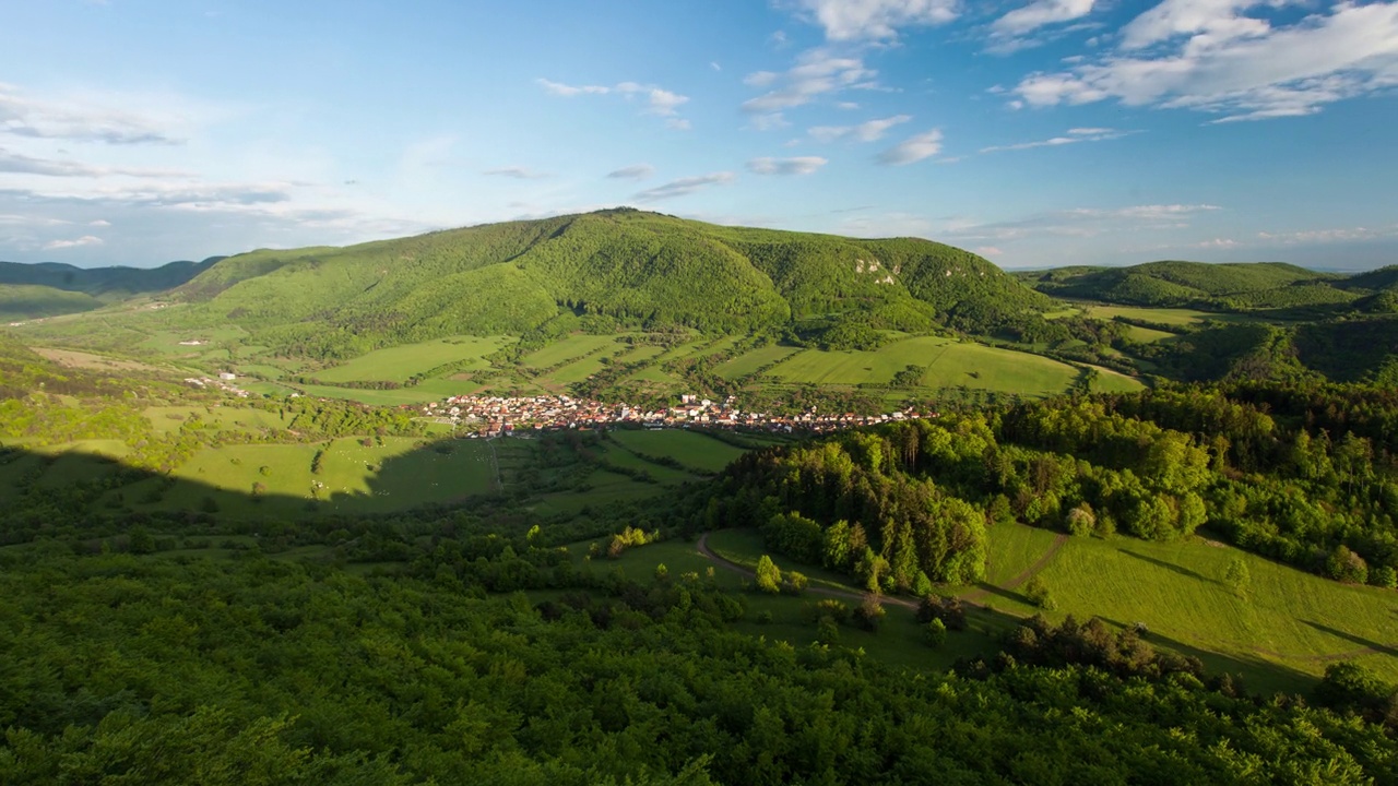 乡村春天的时光流逝在美丽的斯洛伐克风景视频下载