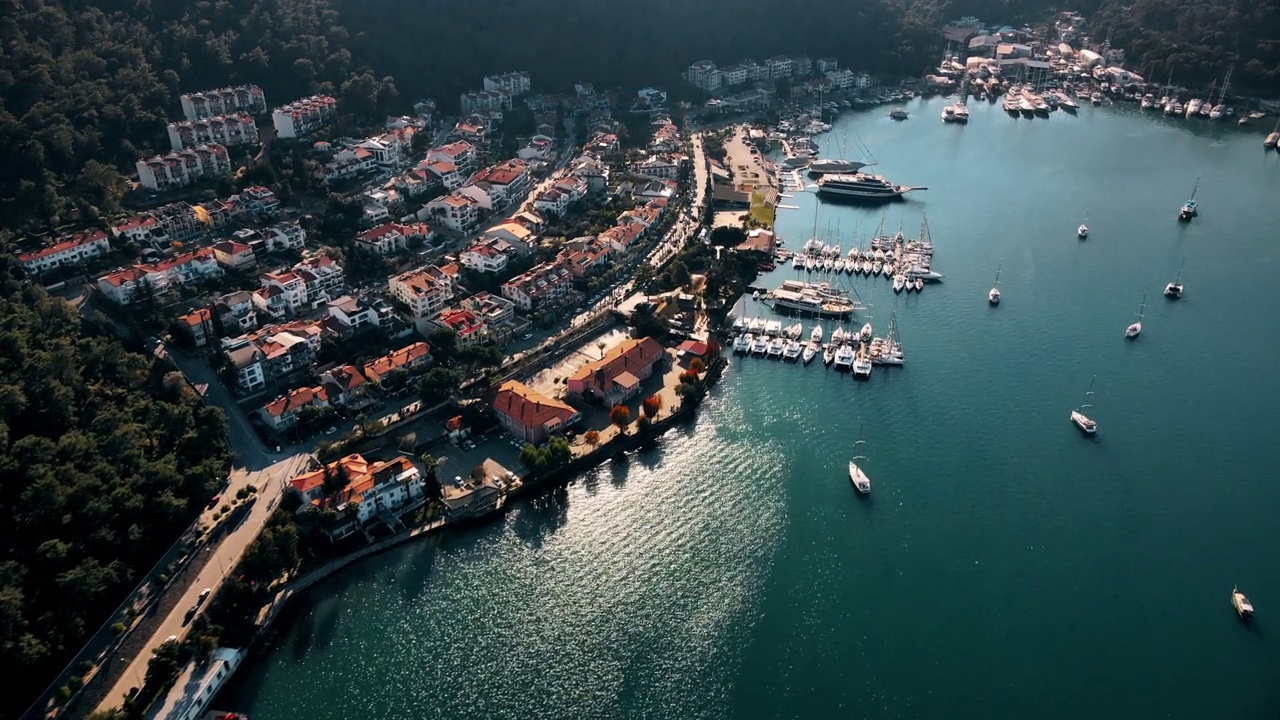 无人机俯瞰小城市的码头湾。费特希耶，土耳其视频下载