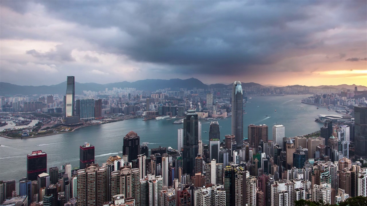 时间流逝的戏剧性日出，香港天际线，维多利亚山顶视频下载