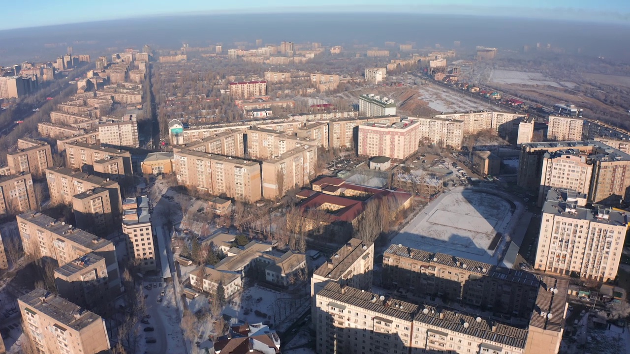 乘坐无人机在世界上污染最严重的城市比什凯克的睡眠区屋顶上空盘旋视频下载