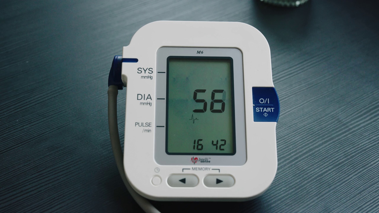 静态镜头的血压设备与数字测量在家庭表4k股票视频视频下载