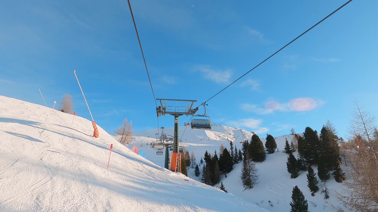 在意大利的Dolomites地区，缆车缆车用于高山滑雪视频下载