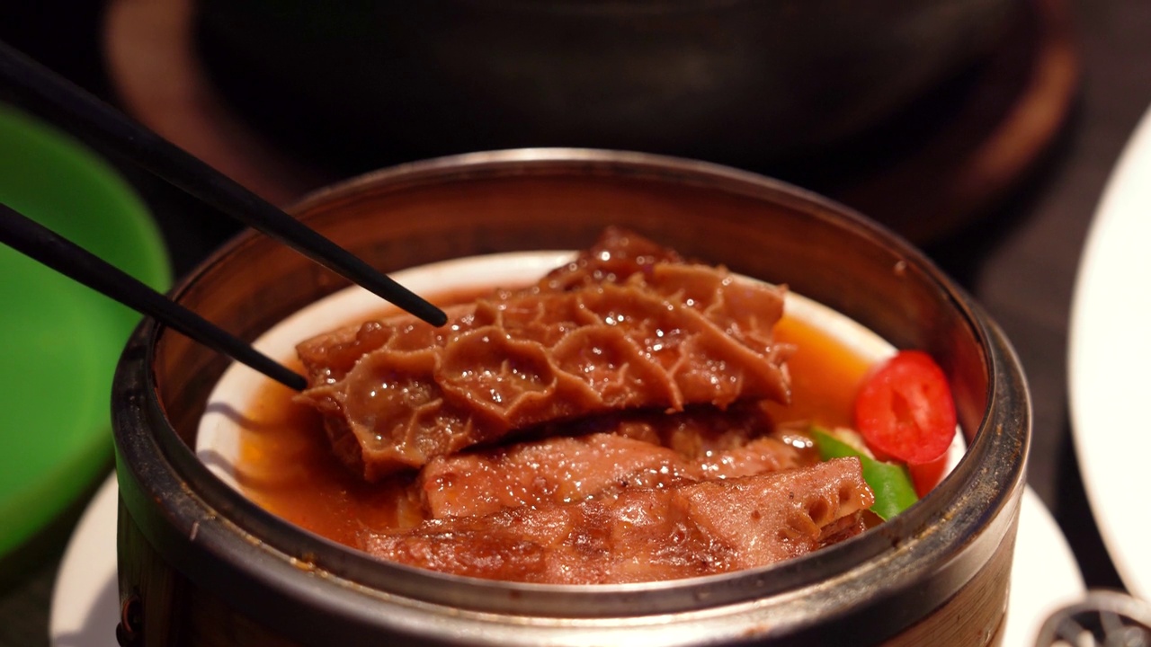 中国粤菜:中式炖牛内脏视频素材