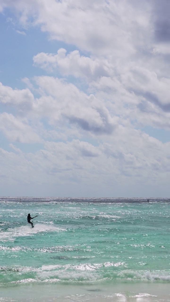 一男一女在加勒比海风筝冲浪视频素材