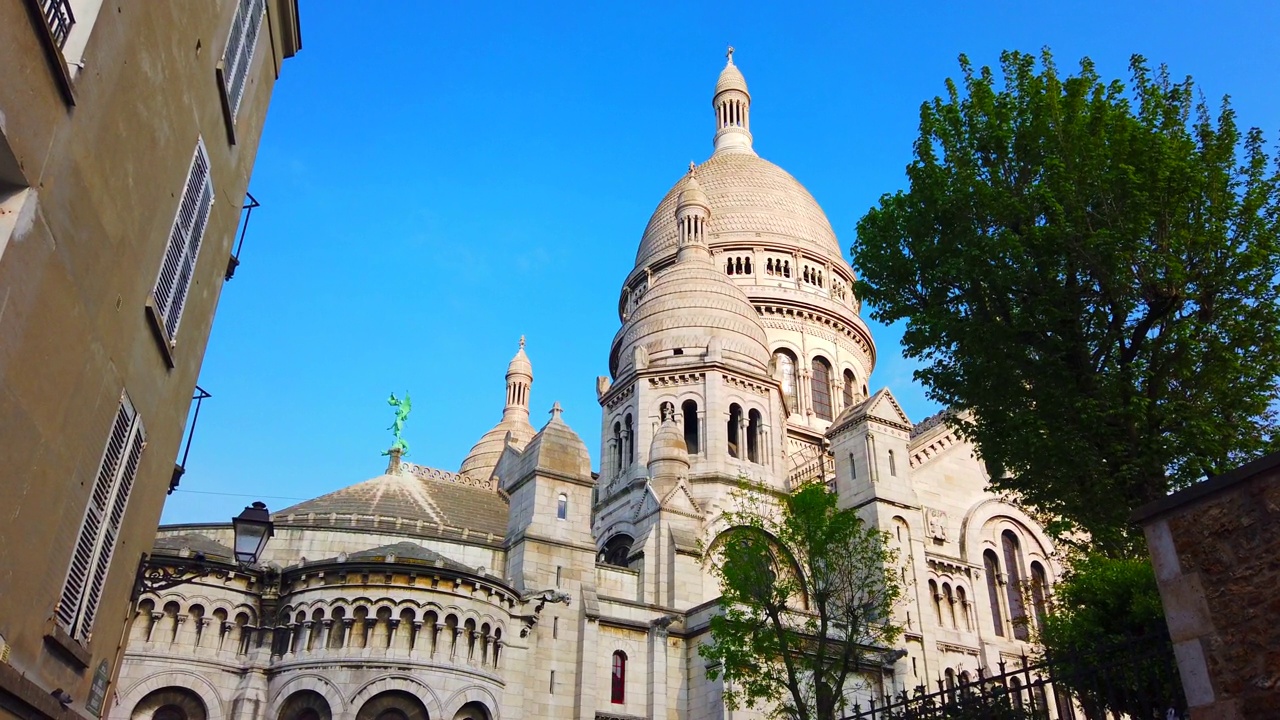 法国巴黎蒙马特高地上的圣心大教堂视频素材