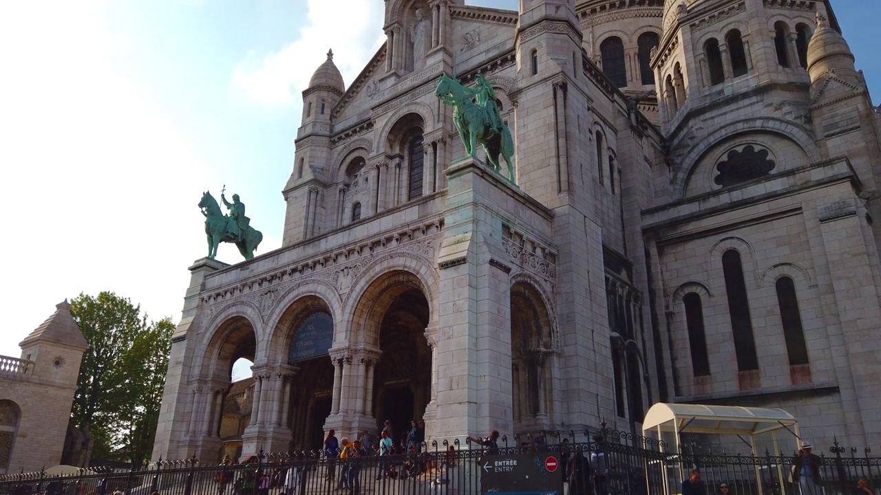 法国巴黎蒙马特高地上的圣心大教堂视频素材