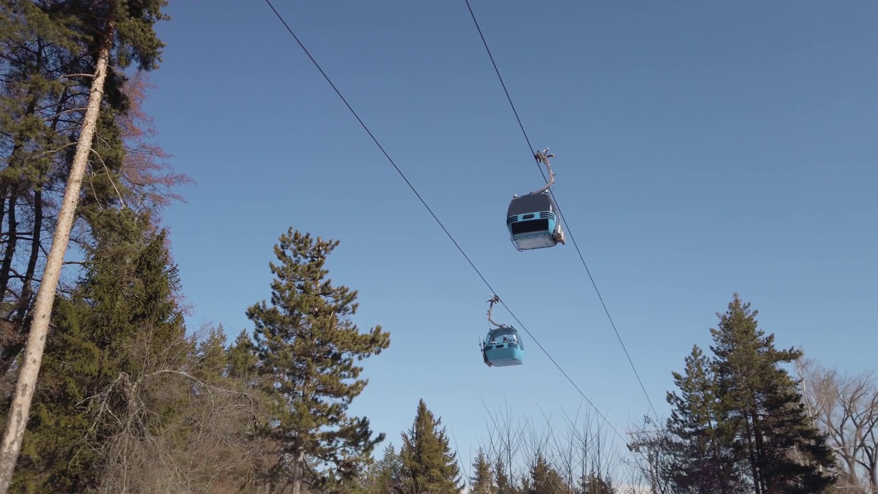 滑雪缆车车厢的缆车在滑雪胜地的斜坡上，慢动作视频下载