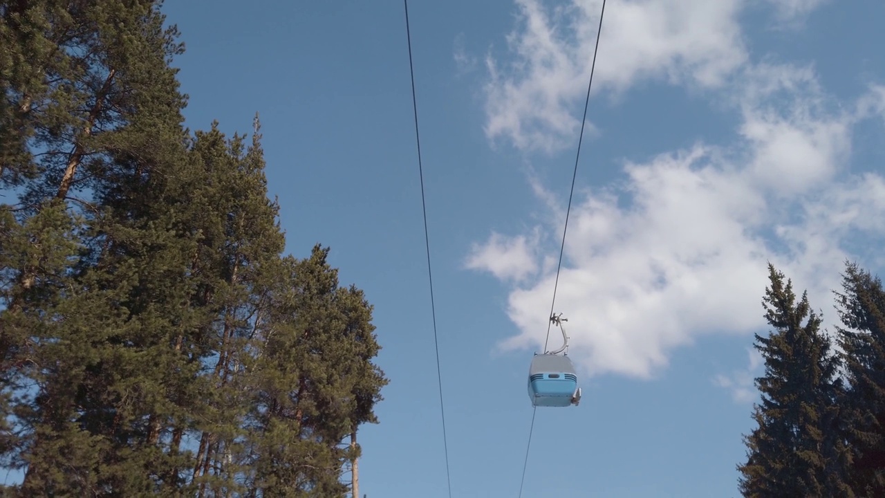 滑雪缆车车厢的缆车在滑雪胜地的斜坡上，慢动作视频下载