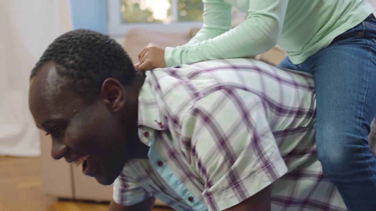 非裔美国孩子背在爸爸背上一起玩觉得很开心。实时视频素材