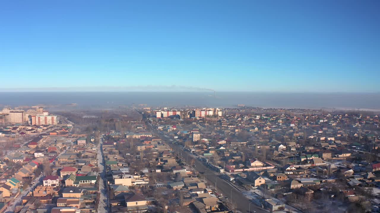 在世界上污染最严重的城市比什凯克郊区的房屋上空直接飞行视频下载