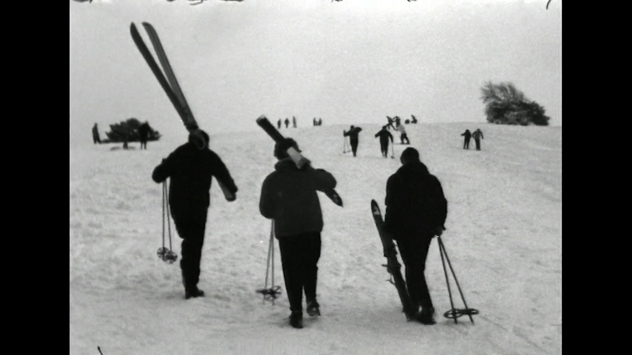在英国“大冰冻”期间，人们在萨里郡的盒子山上滑雪;1962视频下载