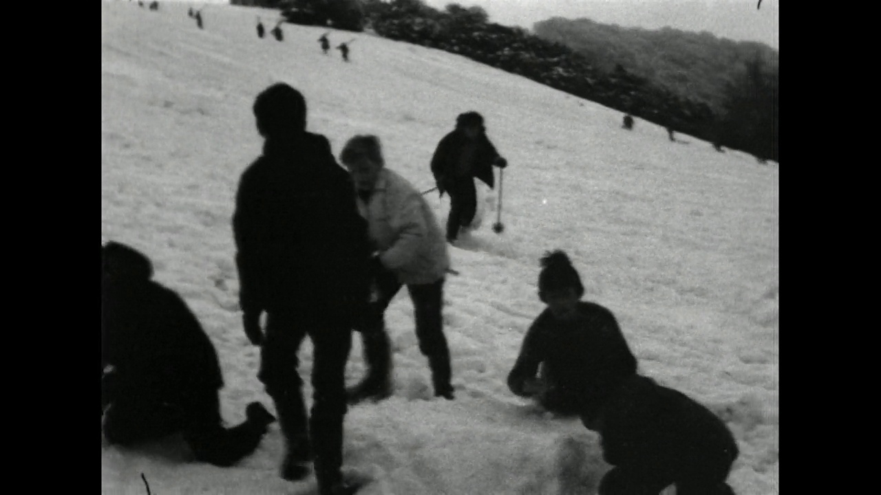 在英国，潘人滑雪下山，摔倒在雪地上;1962视频下载