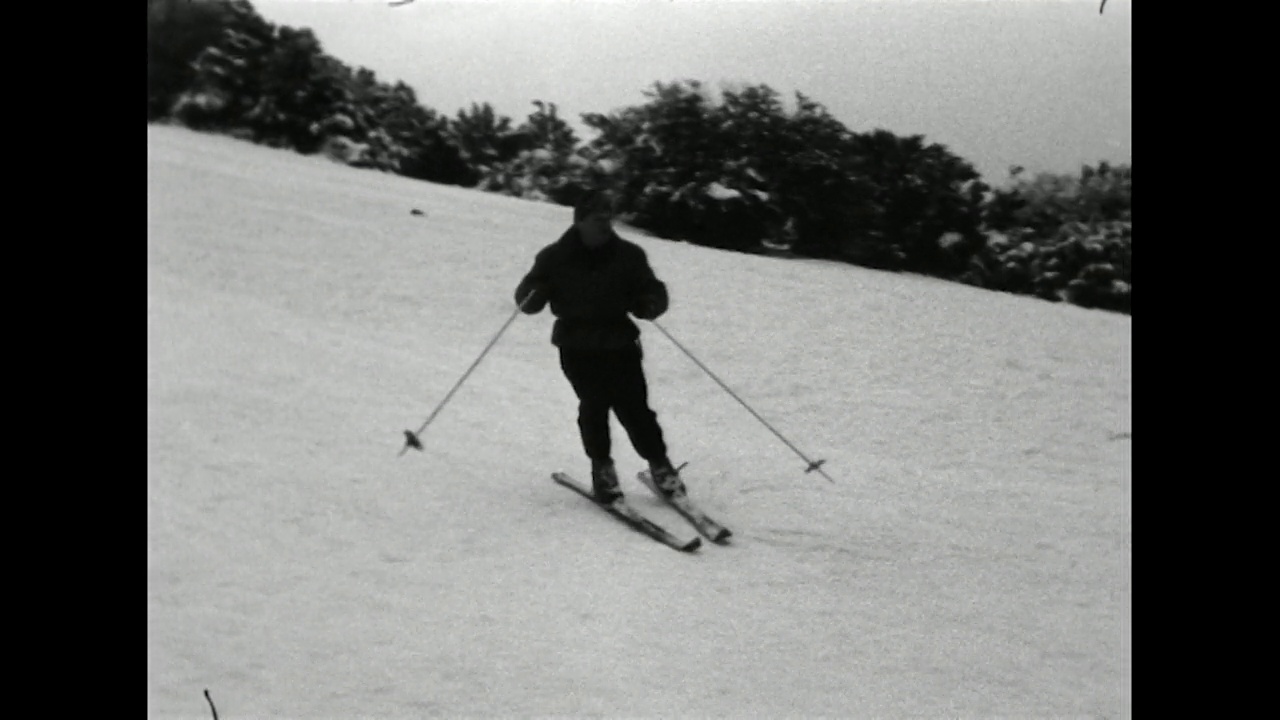 英国，人们在雪地里滑雪;1962视频下载
