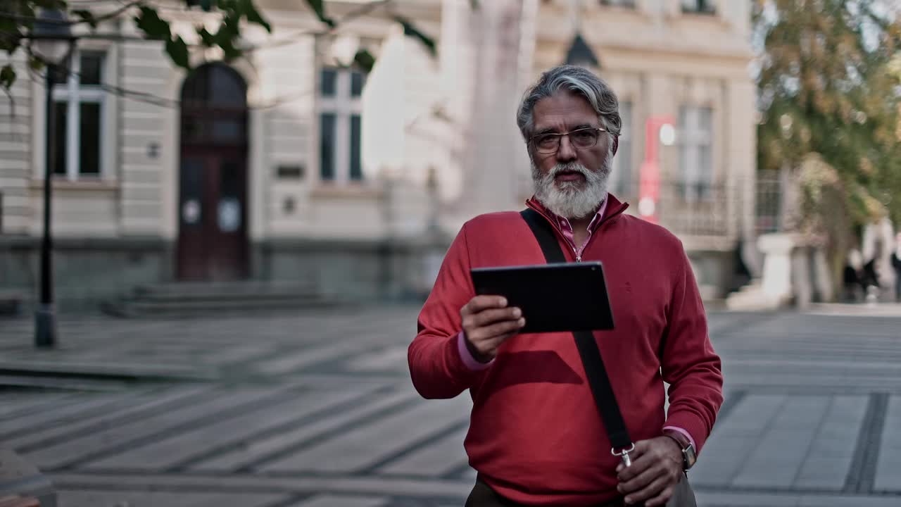 城里有个带平板电脑的男人视频下载