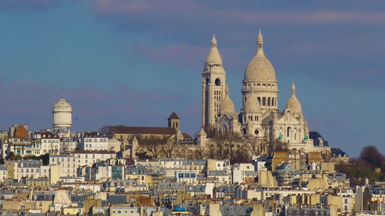 宽阔的巴黎街道上的建筑，法国蒙马特大教堂的建筑视频下载