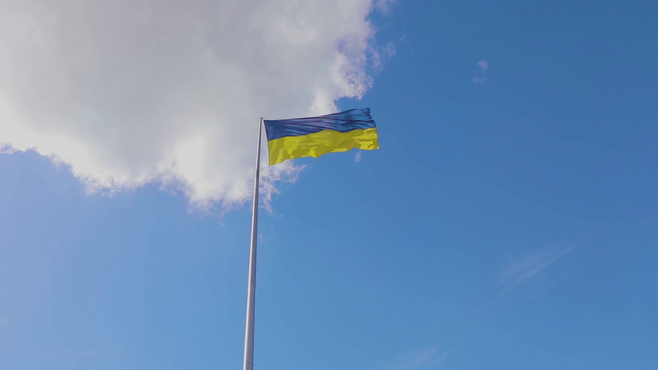 旗杆上的大乌克兰果馅饼。乌克兰国旗在晴朗的天气视频下载