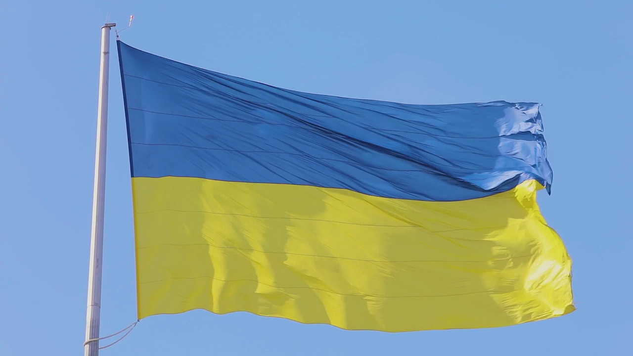 乌克兰国旗映衬着天空。风中飘着乌克兰果馅饼。乌克兰国旗迎风飘扬。视频下载