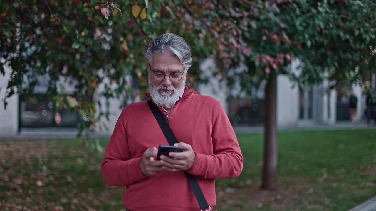 城里有个拿着手机的男人视频下载