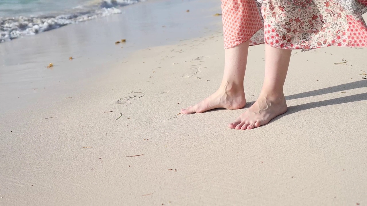 沙滩上女人的脚视频下载