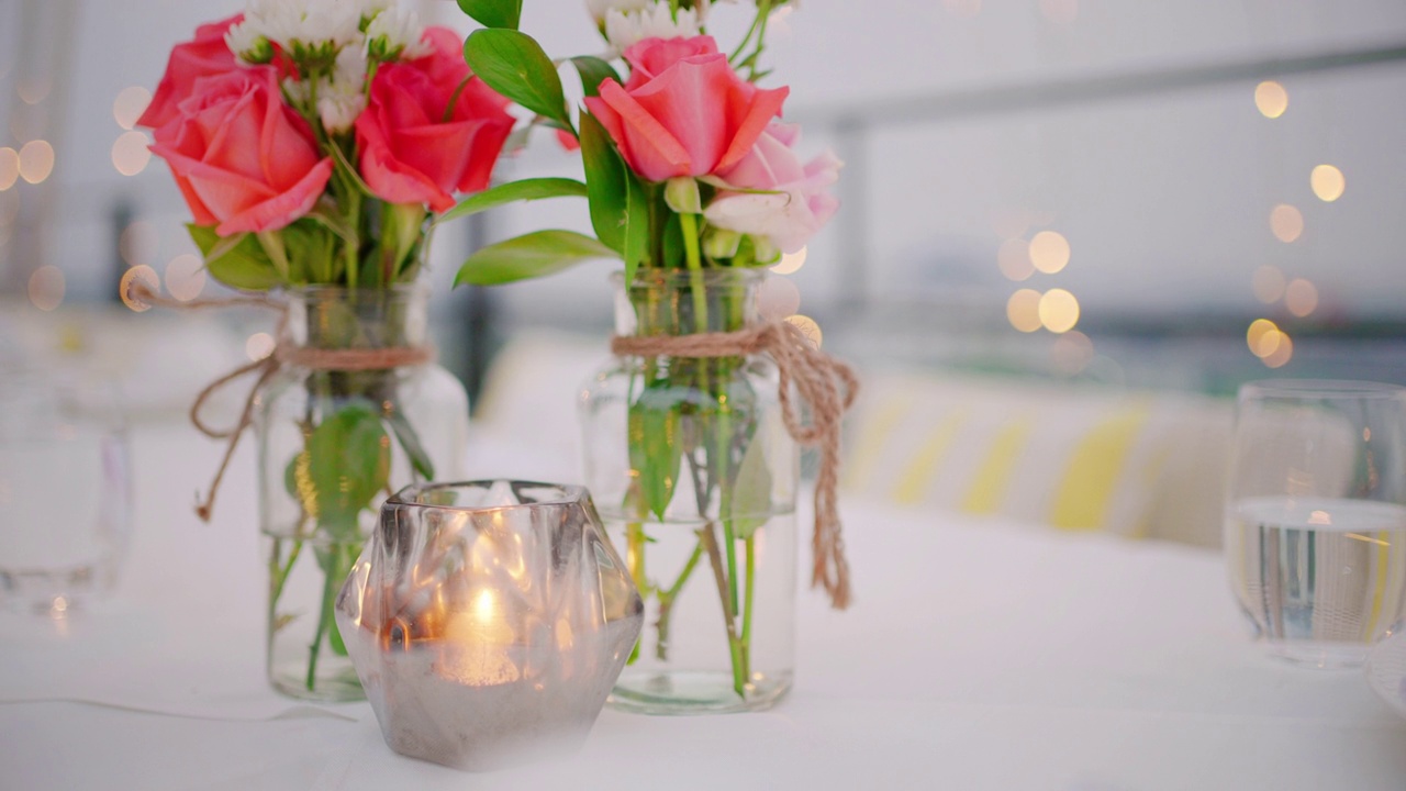 婚礼宴席上装饰的白色餐桌视频素材